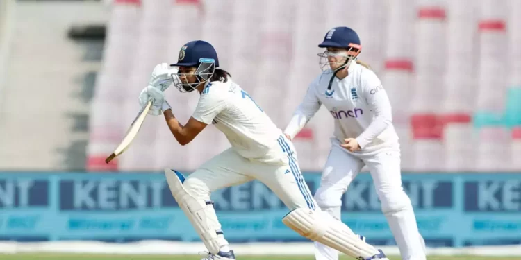 फलंदाजांनी फोडला साहेबांना घाम