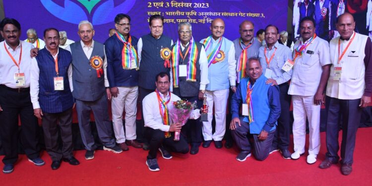 आदर्श पतसंस्था राष्ट्रीय पुरस्काराने सन्मानित