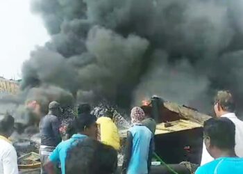 करंजा बंदरात बोटीला आग