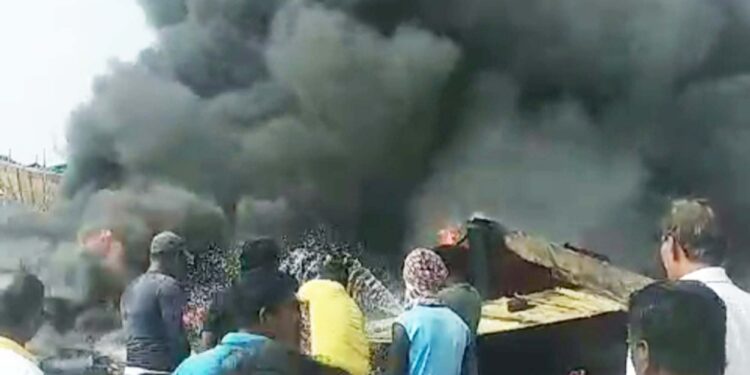 करंजा बंदरात बोटीला आग