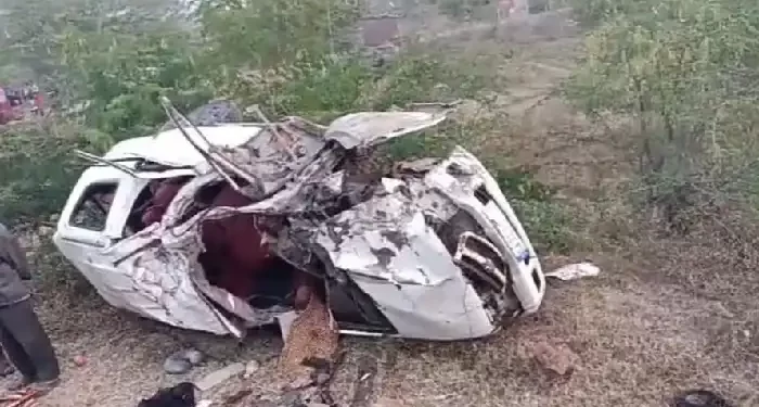 शिर्डीला जाणाऱ्या वाहनाचा भीषण अपघात; चौघांचा मृत्यू