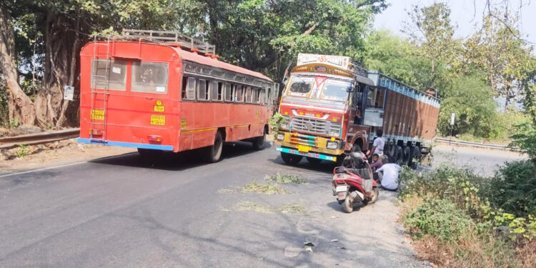 बंद अवजड वाहनांमुळे अपघाताचा धोका
