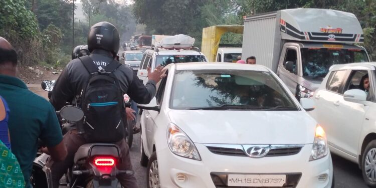 अलिबाग वडखळ मार्गावर वाहतुक कोंडी