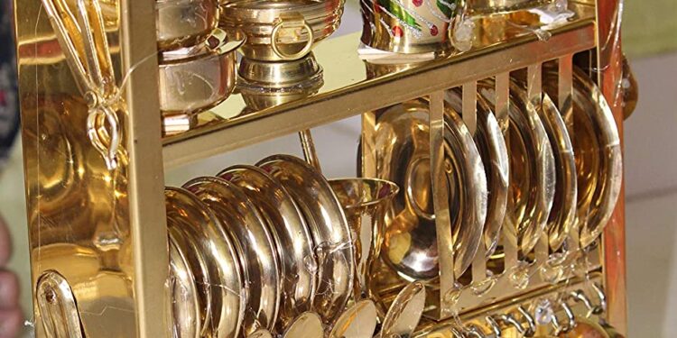 स्वयंपाक घरातुन तांबा- पितळेची भांडी कालबाह्य