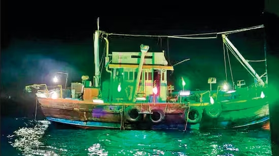 एलईडी, पर्ससीन नेट नौकांचा उच्छाद