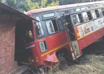 गाडीवरचा ताबा सुटला अन् थेट घरात; चालक ठार, तिघेजण जखमी