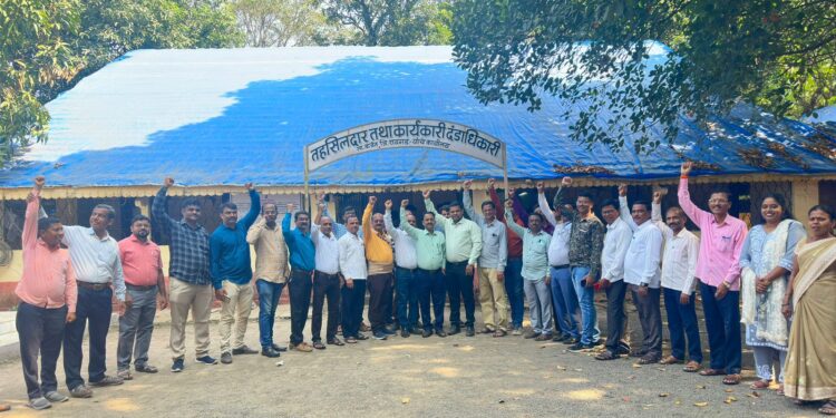 सरकारी कर्मचाऱ्यांचा कर्जत मधील संप यशस्वी