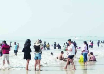 नव वर्षाच्या स्वागतासाठी काशिद-बीच फुलला !