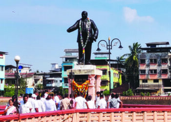 महाडमध्ये महामानवास अभिवादन