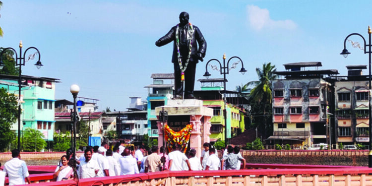 महाडमध्ये महामानवास अभिवादन