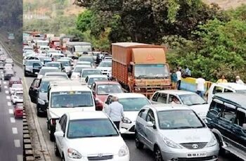 पर्यटकांच्या उत्साहावर वाहतूक कोंडीचे पाणी