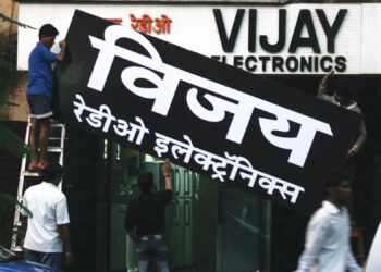 मराठी पाट्यांसाठी दुकानदारांची धावपळ