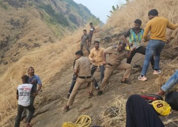 महिला दरीत कोसळूनही बचावली