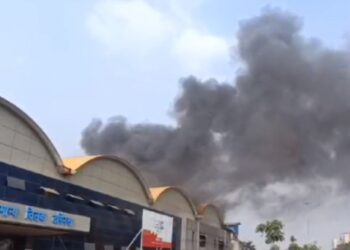 मुंबई लोकमान्य टिळक टर्मिनस रेल्वे स्थानकाला भीषण आग