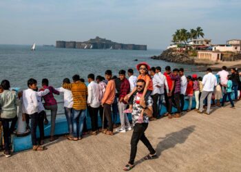 किनाऱ्यावर पोलिसांची करडी नजर