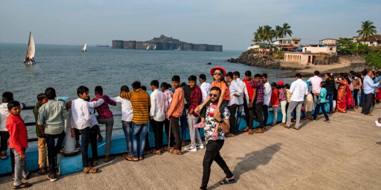 किनाऱ्यावर पोलिसांची करडी नजर