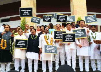 विरोधकांच्या गळा, संत्र्यांच्या माळा