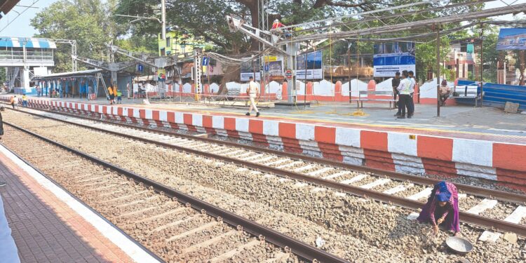 निवारा शेडअभावी प्रवाशांची गैरसोय