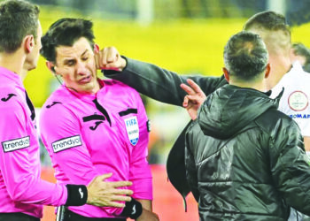 पंचालाच हाणला नॉक आऊट ‘पंच’