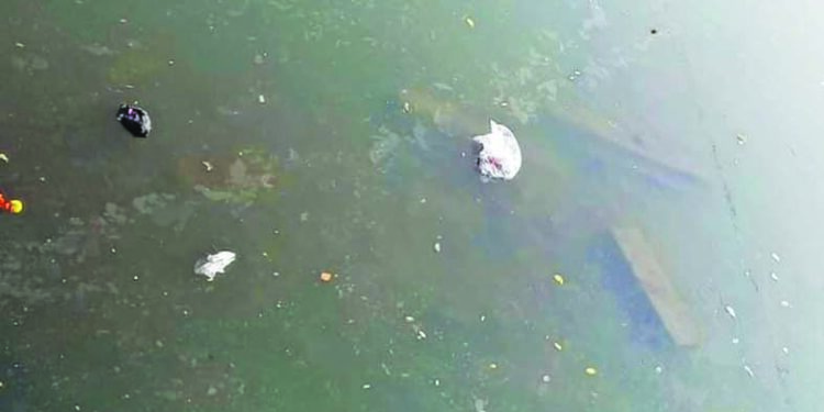 अंबा नदी निर्माल्याच्या घेऱ्यात