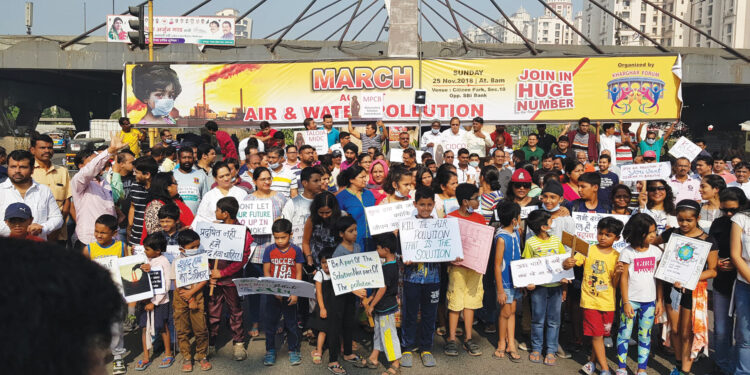 खारघरमध्ये प्रदूषणाविरोधात चिमुकले रस्त्यावर