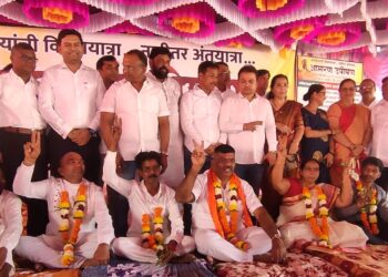 नैनाविरोधात शेतकऱ्यांचे बेमुदत उपोषण