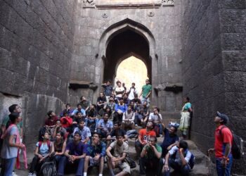 रायगड किल्ल्यावर पर्यटकांची मांदियाळी