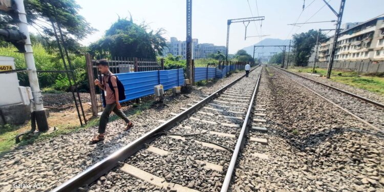 प्रवाशांच्या सुरक्षेतेसाठी लोखंडी रेलिंग