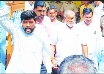 सरकार राजकारण, जाहिरातबाजीत व्यस्त- राजू शेट्टी