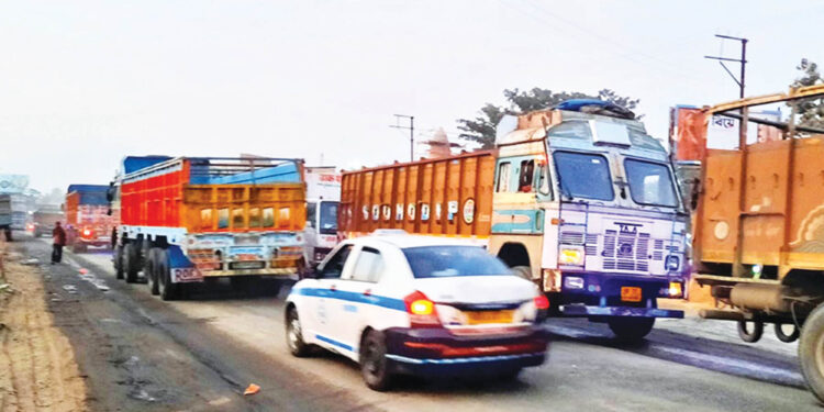 जेएनपीए परिसरात वाहतूक कोंडी