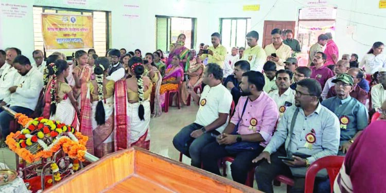 साहित्यिकांनी आसूड व्हाः एल.बी. पाटील