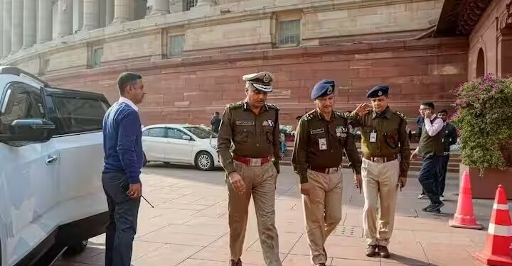 संसदेत घुसखोरी प्रकरणी चौघांवर गुन्हा दाखल