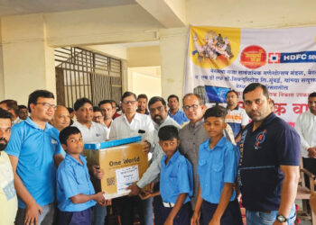 शाळांना शैक्षणिक साहित्य भेट