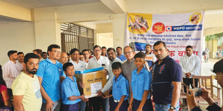 शाळांना शैक्षणिक साहित्य भेट