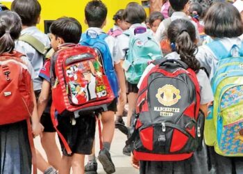 दप्तराच्या ओझ्याने विद्यार्थी बेजार