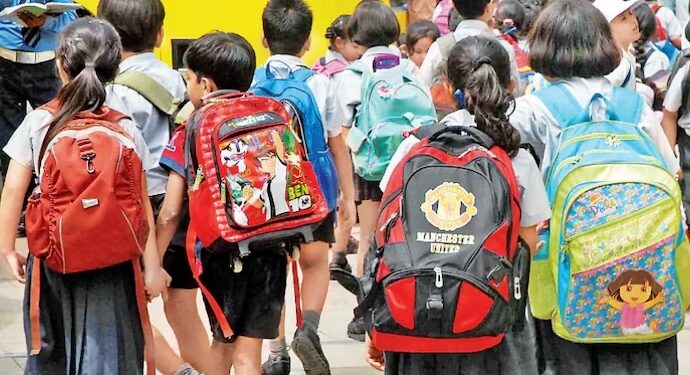 दप्तराच्या ओझ्याने विद्यार्थी बेजार