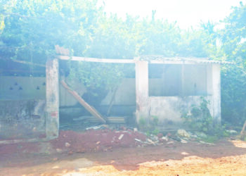 मठाच्या स्मशानभूमीतील शेडची दुरावस्था