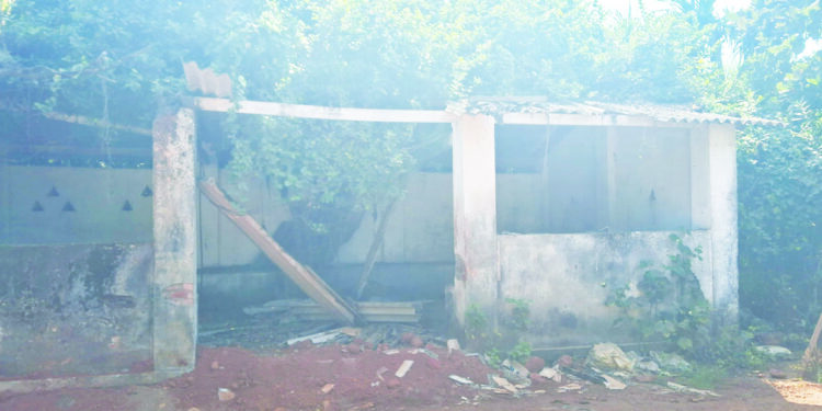 मठाच्या स्मशानभूमीतील शेडची दुरावस्था