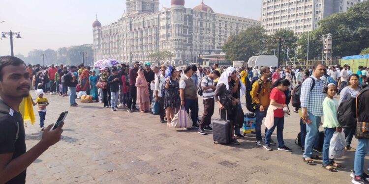 अलिबागला जाण्यासाठी गेट वेवर लांबच लांब रांगा