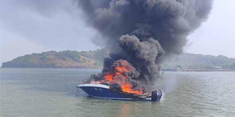 धक्कादायक! मांडव्याजवळ प्रवासी स्पीड बोटीला आग; दोघे जखमी