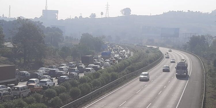 मुंबई-पुणे महामार्गावर वाहतूक कोंडी