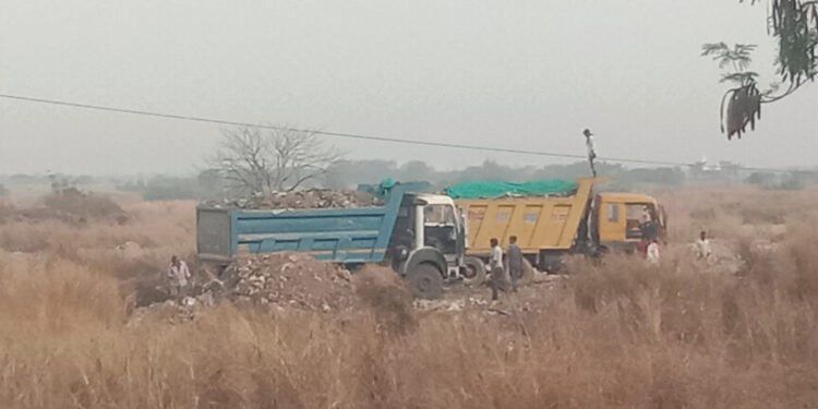 शेतजमिनीवर डेब्रिजचा भराव; शासकीय नियमांची पायमल्ली