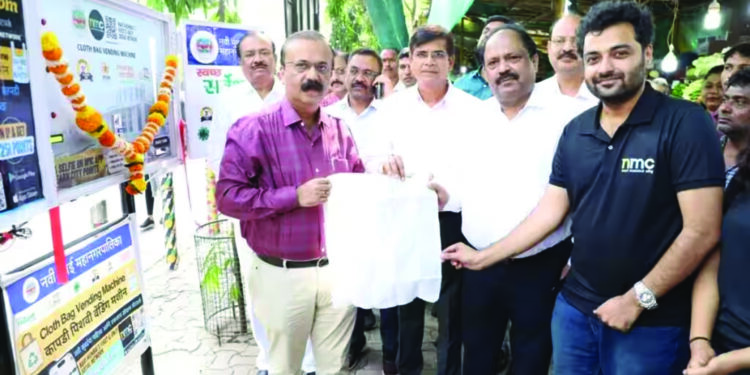 कापडी पिशव्या देणारे यंत्र कार्यान्वित