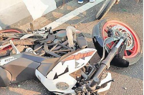 डिव्हायडरला धडकून दुचाकीस्वाराचा मृत्यू