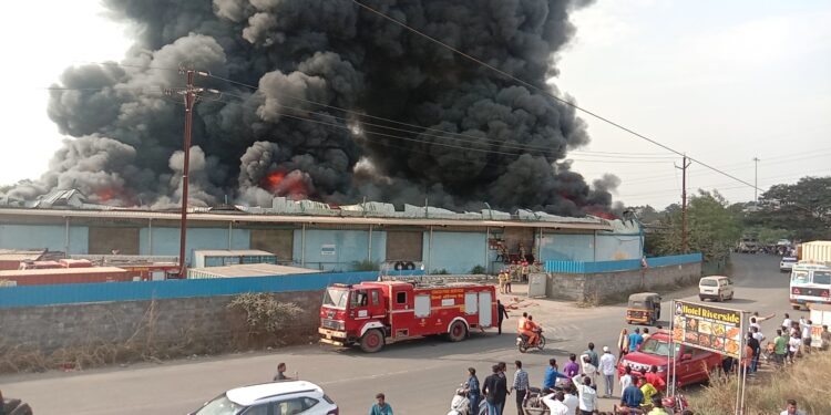 सामवेदा लॉजिस्टीक गोदाम आगीत खाक