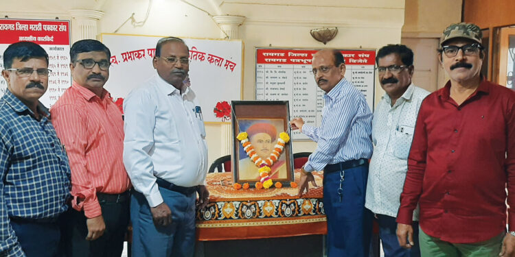 दर्पणकार आचार्य बाळशास्त्री जांभेकर यांना अभिवादन