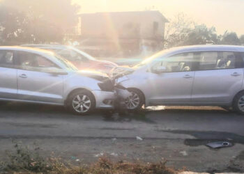 खांबजवळ कारला भीषण अपघात