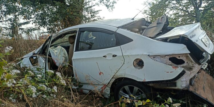 भीषण अपघात! कार झाडावर आदळली; तरुणाचा जागीच मृत्यू