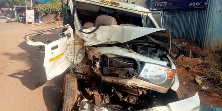 माणगावात पिकअपची ट्रकला धडक