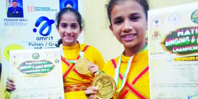 एव्ही डान्स स्टुडिओच्या विद्यार्थ्यांची सुवर्ण कामगिरी